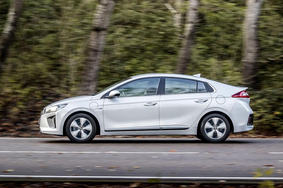  Hyundai IONIQ plug-in hybrid (AE) 2017 года  (UK) (фото 17 из 34)